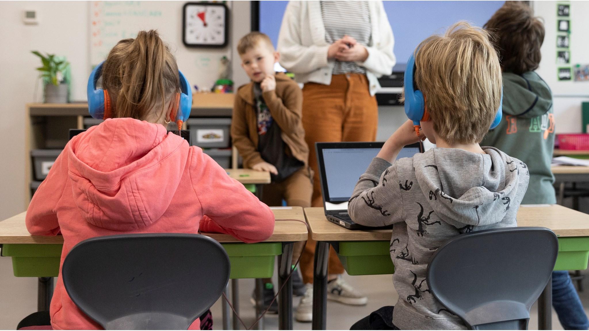 Kinderen met hoofdtelefoons in een klaslokaal van SO Fier in Utrecht. Kinderen met hoofdtelefoons in een klaslokaal van SO Fier in Utrecht.