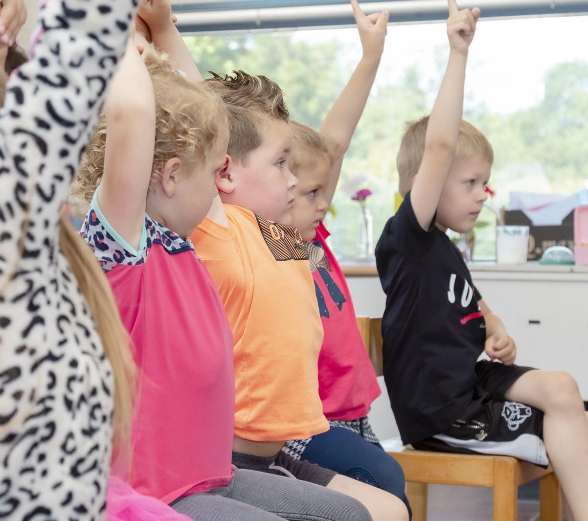 Kinderen met hun handen omhoog tijdens een les op de Beatrixschool, locatie Zuilenstein in Nieuwegein. Kinderen met hun handen omhoog tijdens een les op de Beatrixschool, locatie Zuilenstein in Nieuwegein.
