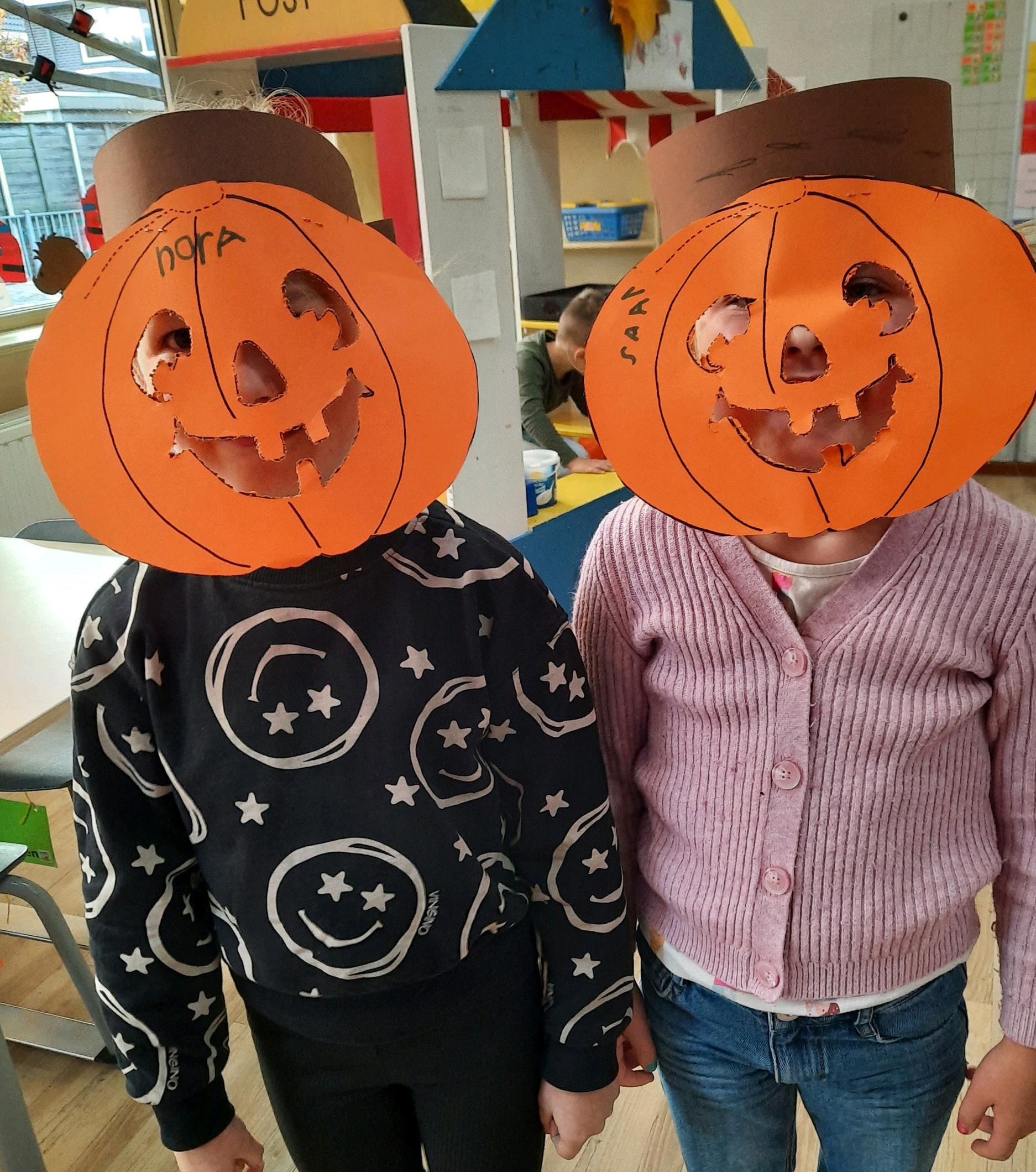 Kinderen met pompoenmaskers op de St. Jozefschool in Achterveld (Utrecht). Kinderen met pompoenmaskers op de St. Jozefschool in Achterveld (Utrecht).