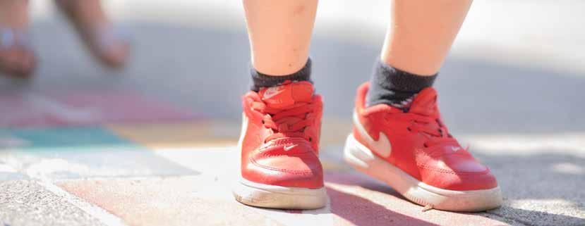 Kinderen met rode sportschoenen lopen op het schoolplein van Basisschool Regenboogschool in Middelburg. Kinderen met rode sportschoenen lopen op het schoolplein van Basisschool Regenboogschool in Middelburg.