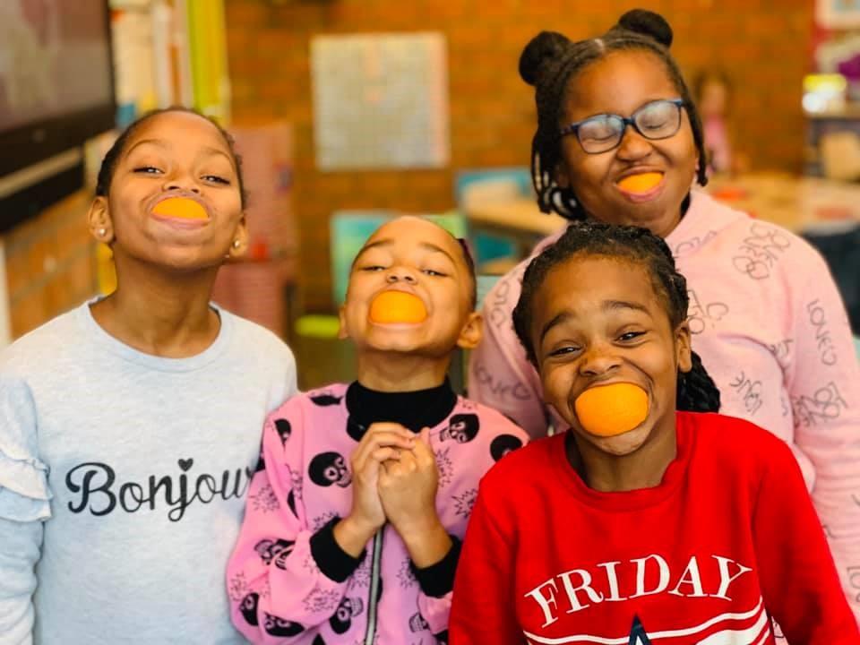 Kinderen met sinaasappels in hun mond genieten van een vrolijke momenten op De Akkers in Spijkenisse. Kinderen met sinaasappels in hun mond genieten van een vrolijke momenten op De Akkers in Spijkenisse.