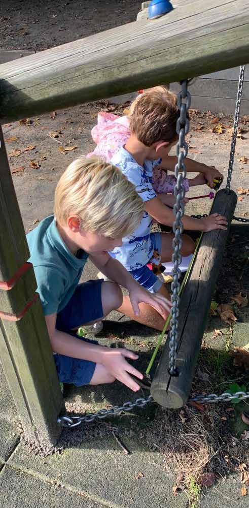 Kinderen meten op het schoolplein van Christelijk kindcentrum Gulden Bodem in Arnhem. Kinderen meten op het schoolplein van Christelijk kindcentrum Gulden Bodem in Arnhem.
