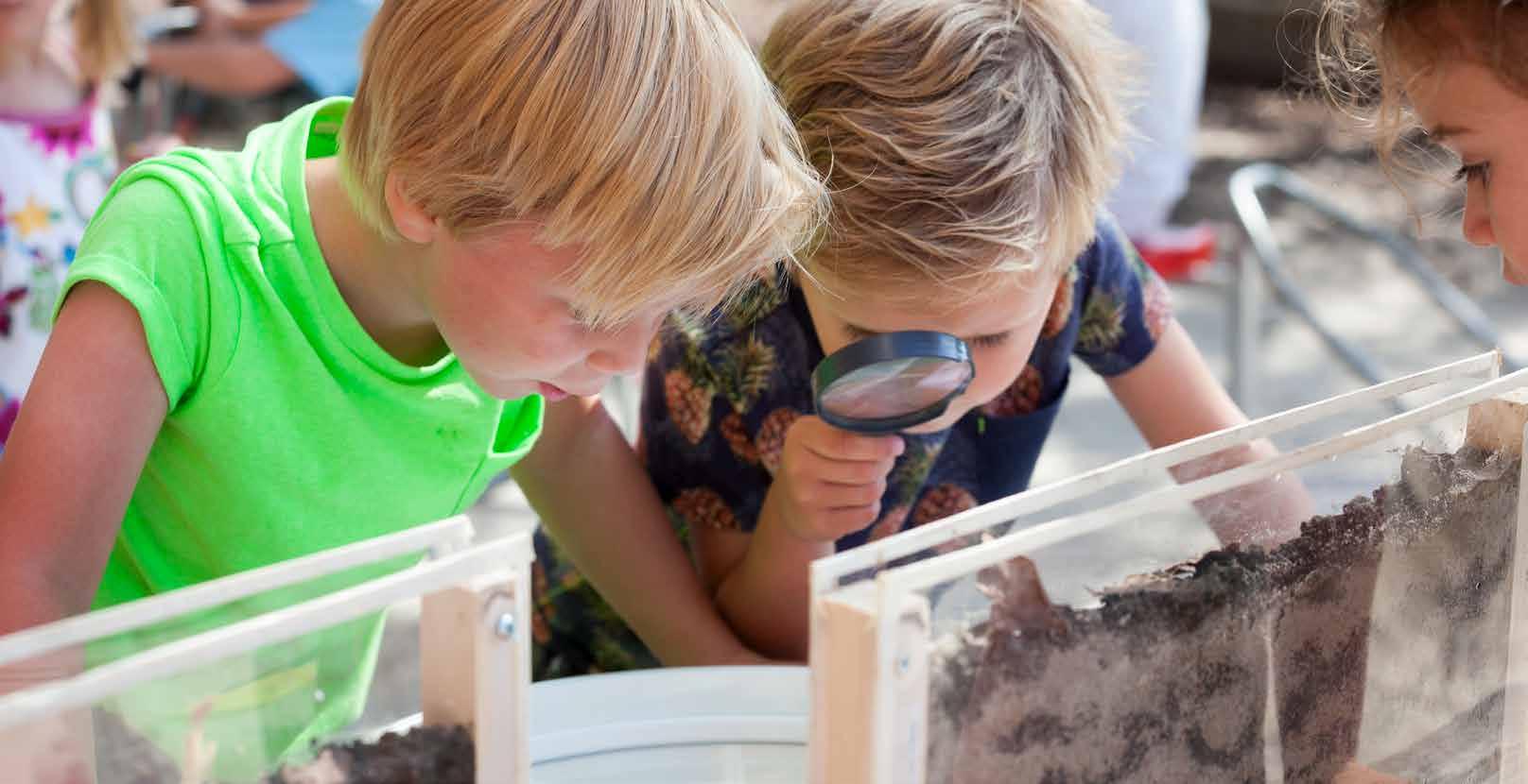 Kinderen observeren met een vergrootglas in ATO-kindcentrum De Hoven in Rosmalen. Kinderen observeren met een vergrootglas in ATO-kindcentrum De Hoven in Rosmalen.