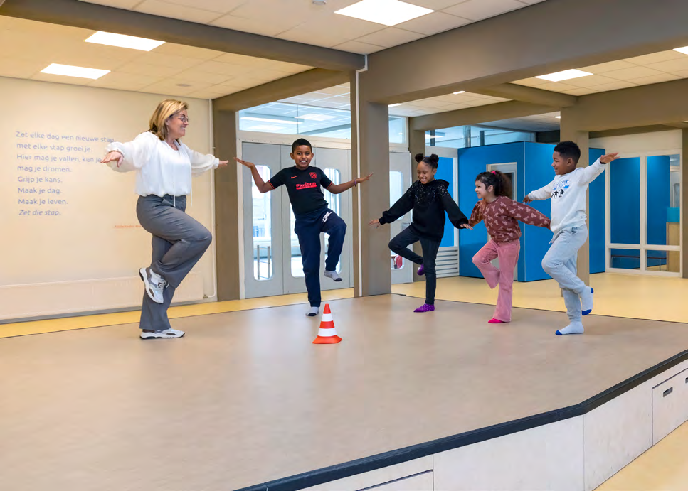 Kinderen oefenen samen met een docent balanceren in het lokaal van KC Het Oude Westen in Rotterdam. Kinderen oefenen samen met een docent balanceren in het lokaal van KC Het Oude Westen in Rotterdam.