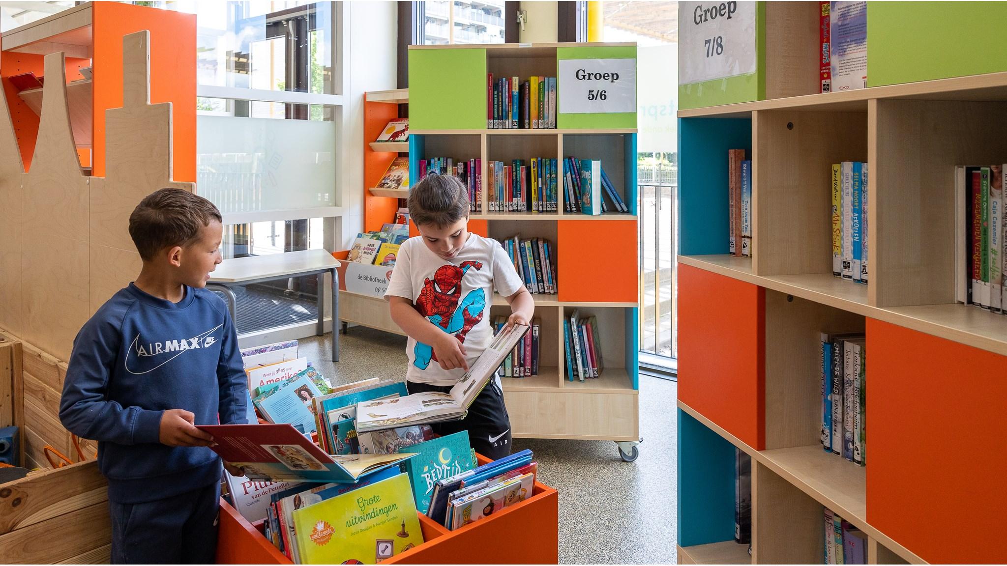 Kinderen onderzoeken boeken in de kleurrijke bibliotheek van IKC De Achtsprong in Zoetermeer. Kinderen onderzoeken boeken in de kleurrijke bibliotheek van IKC De Achtsprong in Zoetermeer.