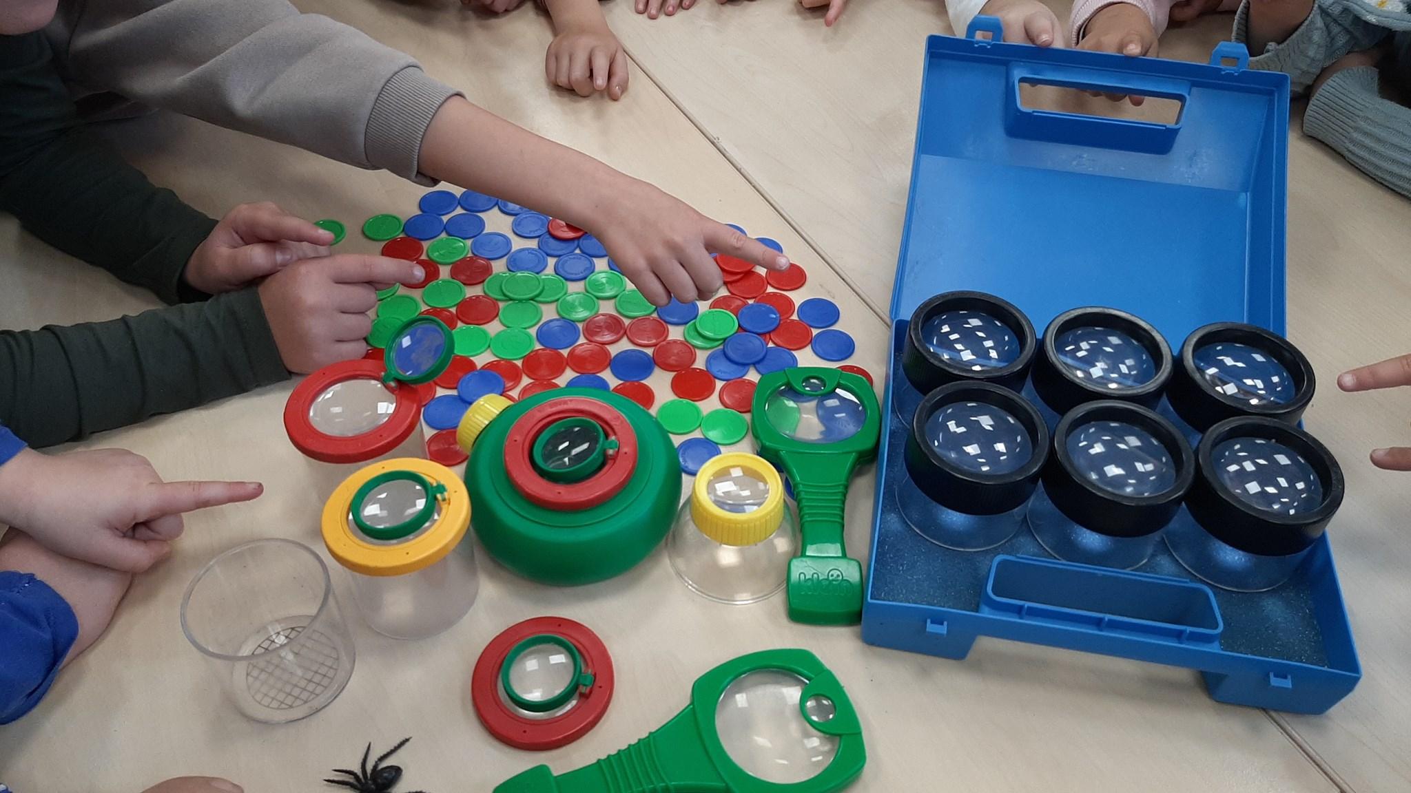 Kinderen ontdekken en spelen met educatief speelmateriaal op IKC De Tragellijn in Lobith. Kinderen ontdekken en spelen met educatief speelmateriaal op IKC De Tragellijn in Lobith.