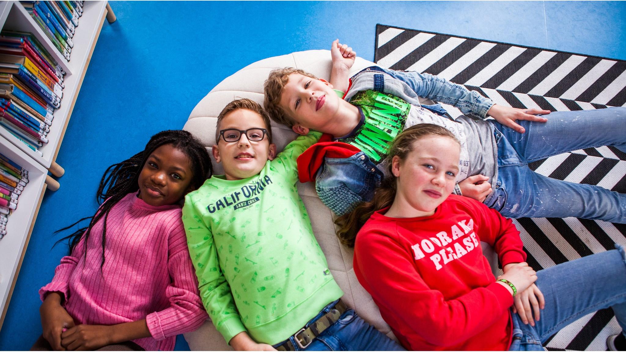 Kinderen ontspannen samen op het schoolplein van Kids College in Wilnis. Kinderen ontspannen samen op het schoolplein van Kids College in Wilnis.