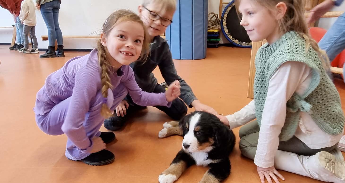Kinderen op de Prins Mauritsschool in Delft spelen met een puppy in het klaslokaal. Kinderen op de Prins Mauritsschool in Delft spelen met een puppy in het klaslokaal.