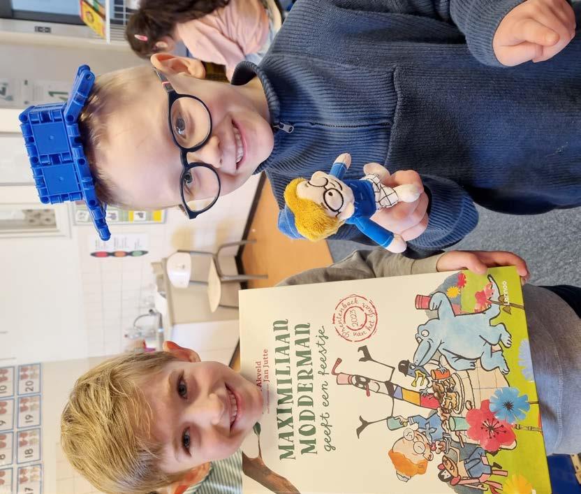 Kinderen op de Prins Mauritsschool in Delft tonen trots hun boeken en knuffels. Kinderen op de Prins Mauritsschool in Delft tonen trots hun boeken en knuffels.