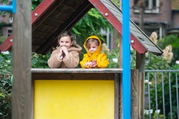 Kinderen op de schoolplein van Christelijke Nationale School De Bijenschans in Breukelen. Kinderen op de schoolplein van Christelijke Nationale School De Bijenschans in Breukelen.
