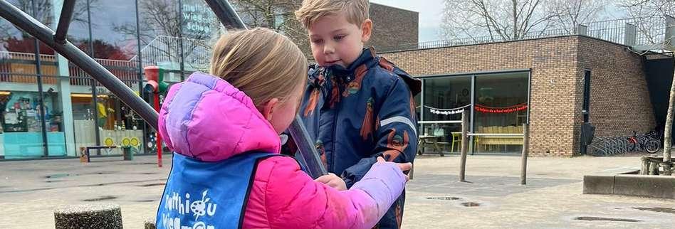 Kinderen op het schoolplein van Basisschool M Wiegman in Bergen (Noord-Holland). Kinderen op het schoolplein van Basisschool M Wiegman in Bergen (Noord-Holland).