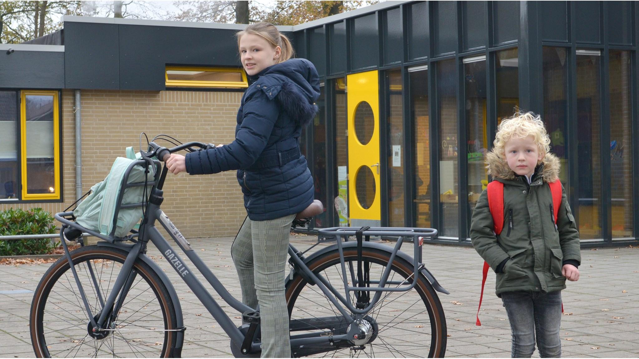 Kinderen op het schoolplein van de Mariaschool in Reutum met een fiets en schooltas. Kinderen op het schoolplein van de Mariaschool in Reutum met een fiets en schooltas.