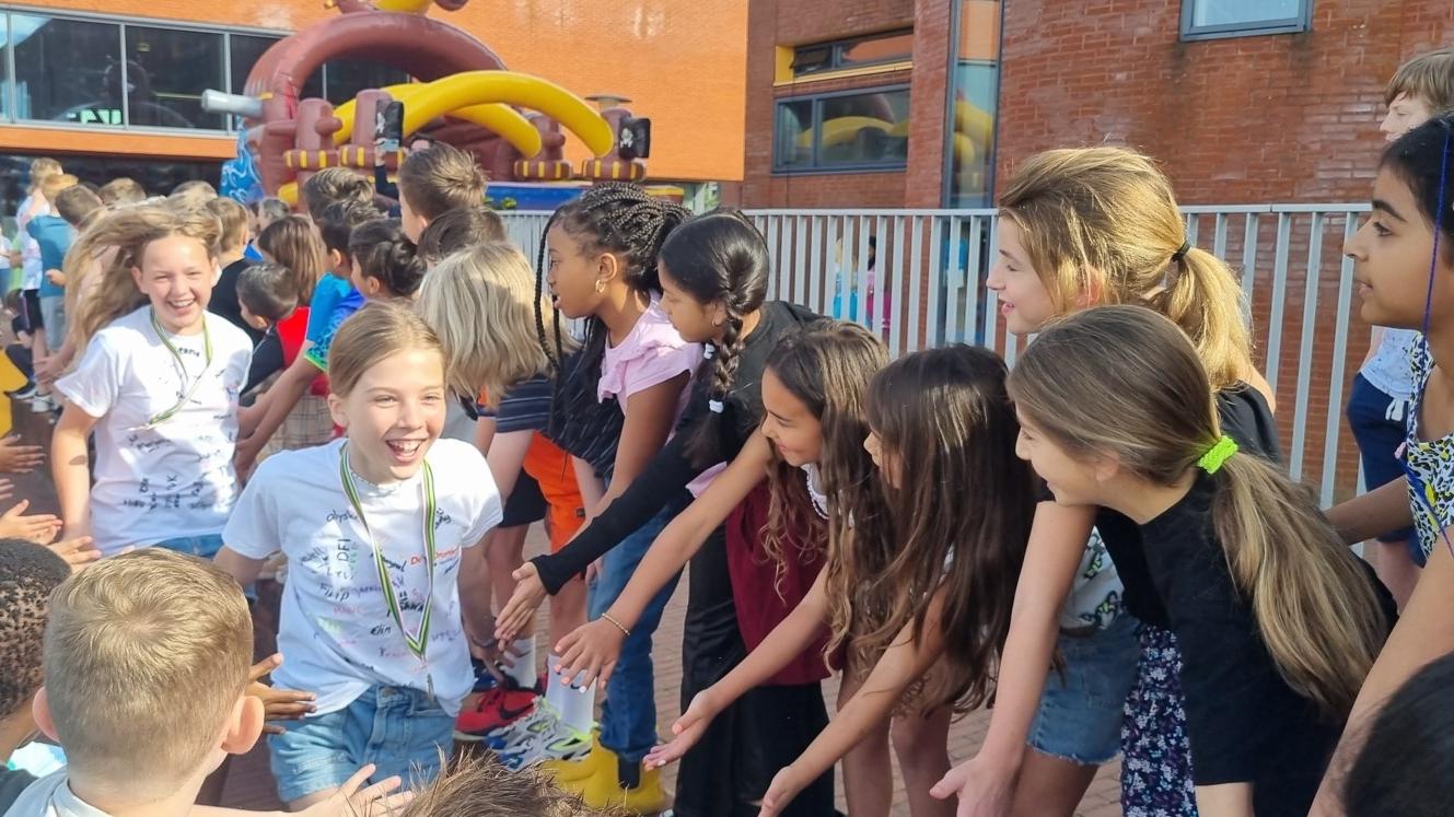 Kinderen op het schoolplein van Het Noorderlicht in Zoetermeer genieten samen van een leuke activiteit. Kinderen op het schoolplein van Het Noorderlicht in Zoetermeer genieten samen van een leuke activiteit.