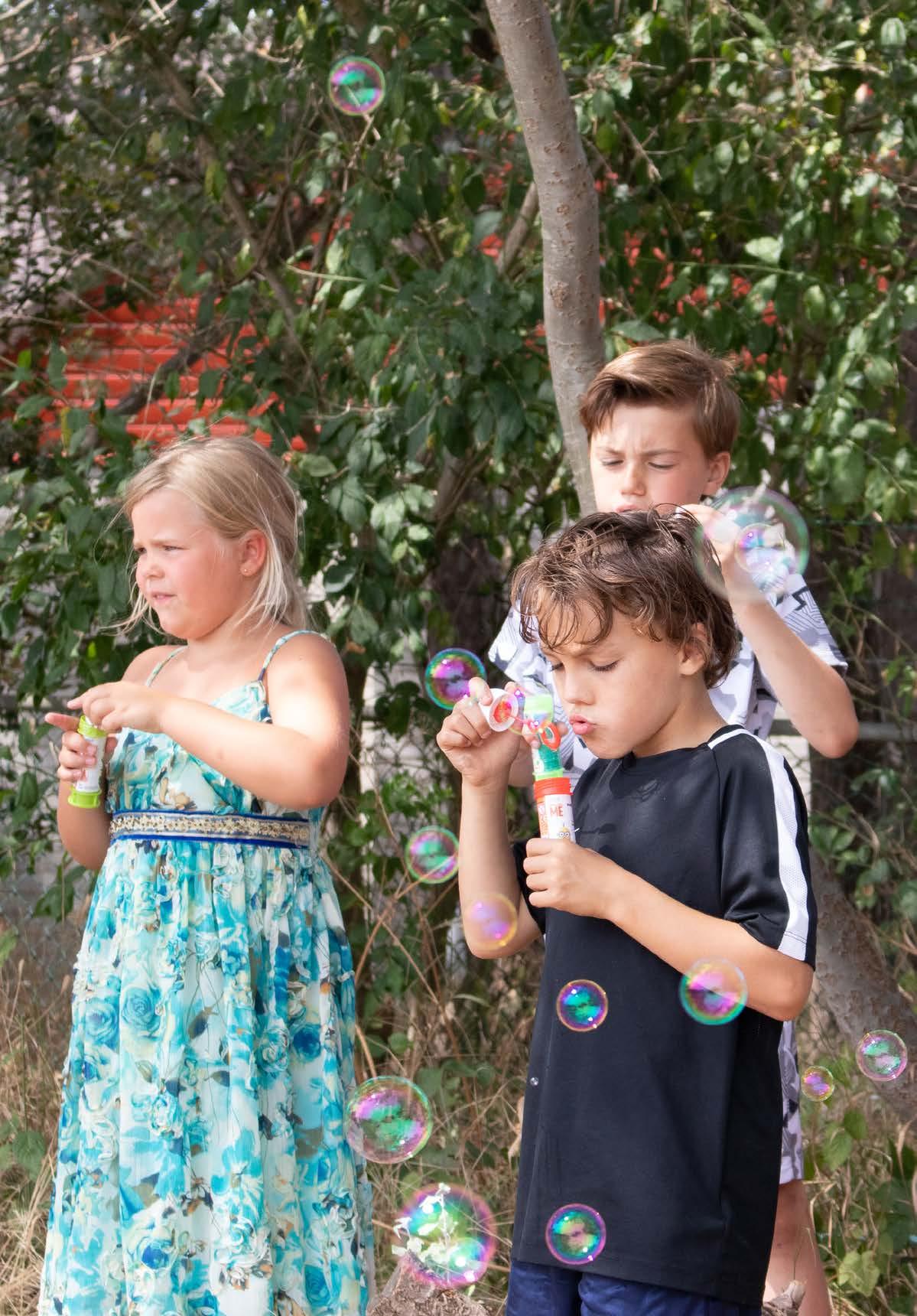 Kinderen op het schoolplein van Openbare basischool De Zeevonk in Zandvoort spelen met bellenblaas. Kinderen op het schoolplein van Openbare basischool De Zeevonk in Zandvoort spelen met bellenblaas.