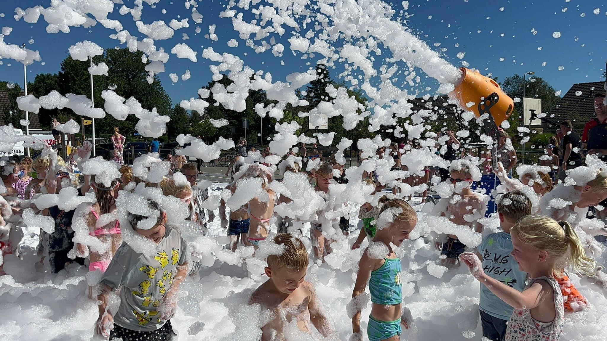 Kinderen plezier in het schuim op het schoolplein van De Frije Fûgel in Bitgummole. Kinderen plezier in het schuim op het schoolplein van De Frije Fûgel in Bitgummole.