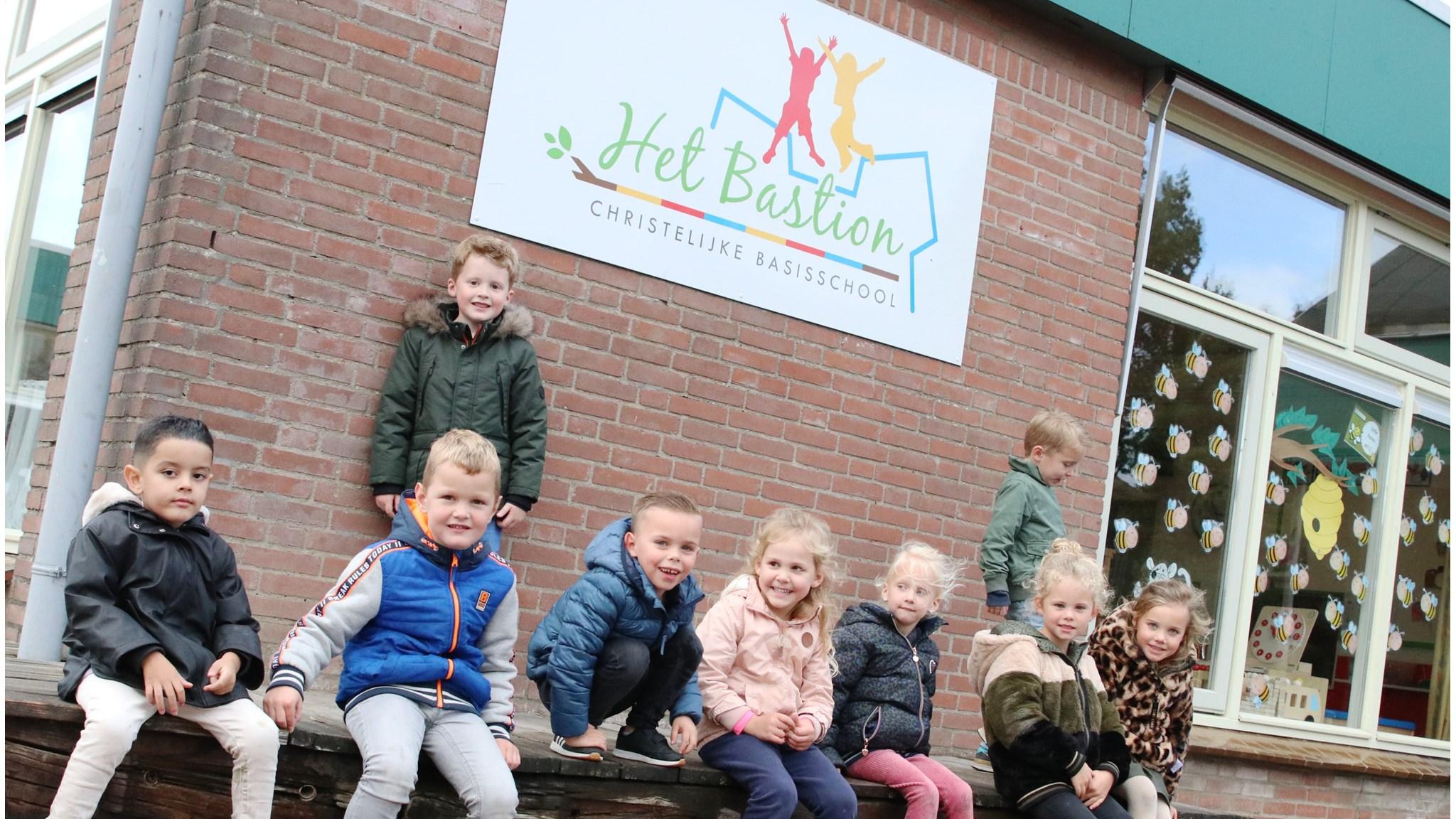 Kinderen poseren op het schoolplein van Christelijke Basisschool Het Bastion in Klundert. Kinderen poseren op het schoolplein van Christelijke Basisschool Het Bastion in Klundert.