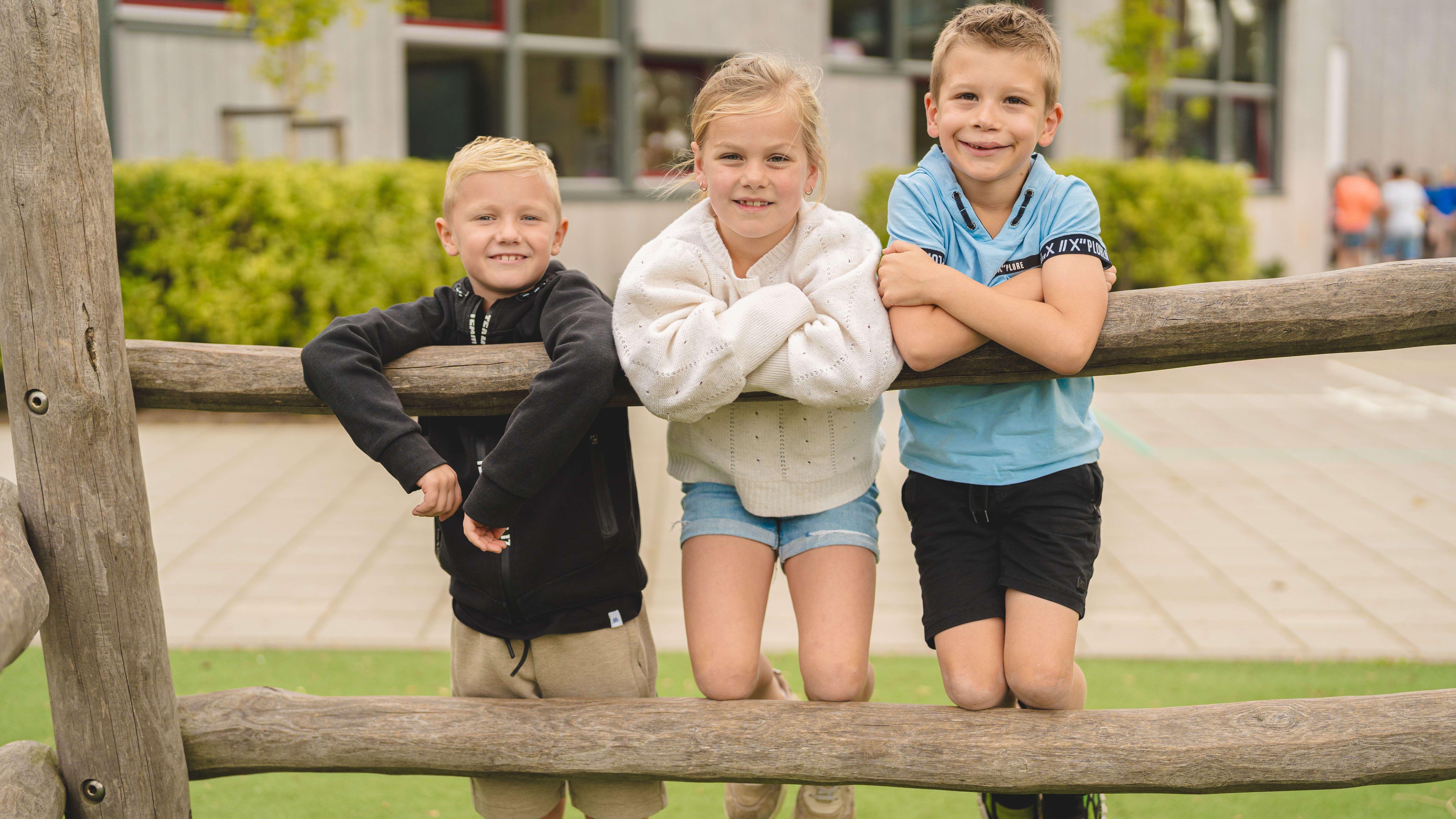 Kinderen poseren op het schoolplein van de Nederlands Hervormde Basisschool Bethel in Waddinxveen. Kinderen poseren op het schoolplein van de Nederlands Hervormde Basisschool Bethel in Waddinxveen.