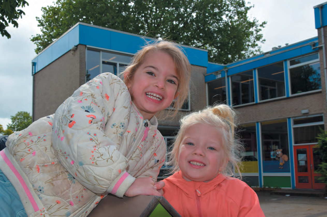 Kinderen poseren vrolijk op het schoolplein van de Mauritsschool in Nieuwegein. Kinderen poseren vrolijk op het schoolplein van de Mauritsschool in Nieuwegein.