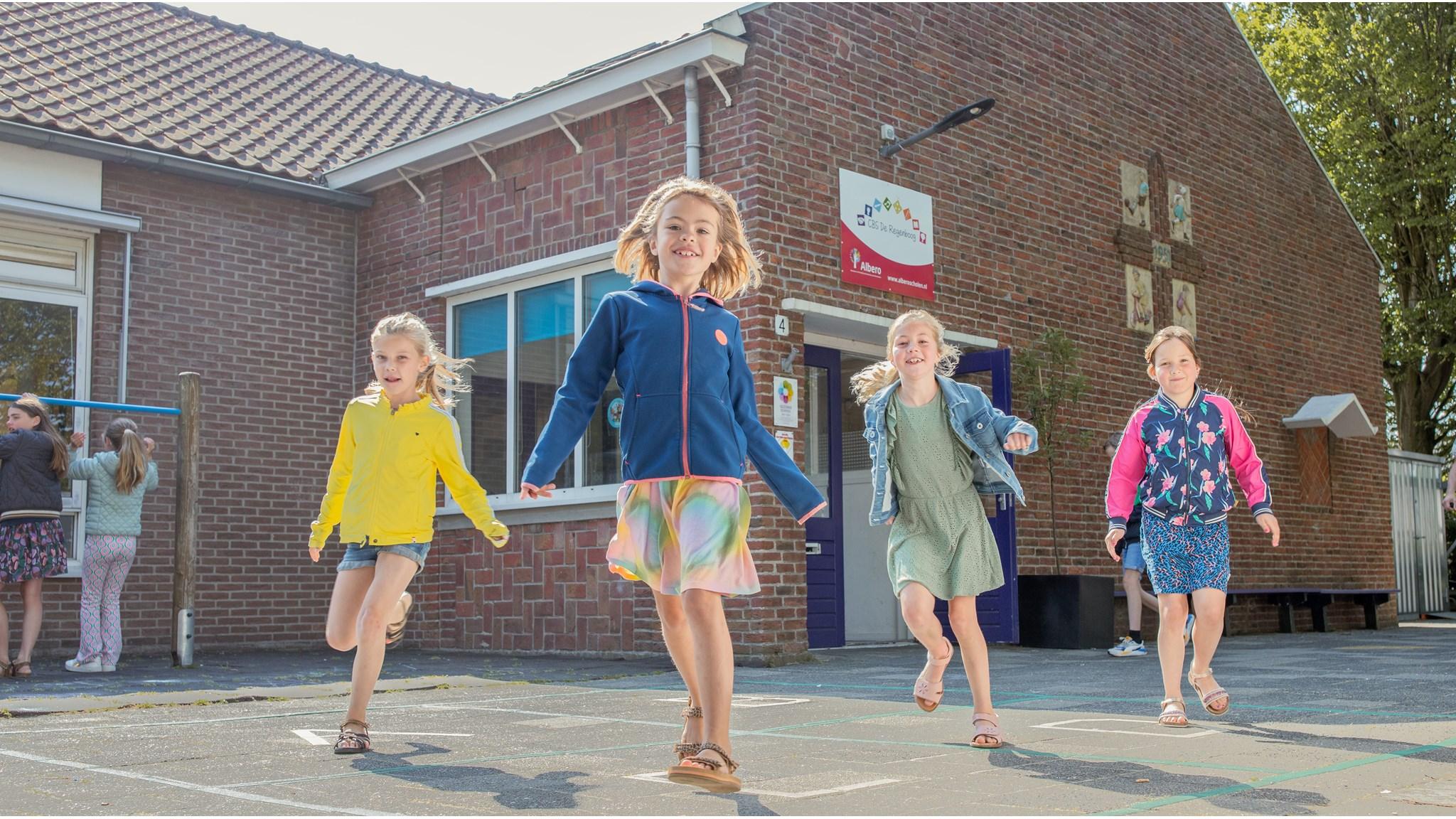 Kinderen rennen blij op het schoolplein van Alberoschool CBS De Regenboog in Nieuwdorp. Kinderen rennen blij op het schoolplein van Alberoschool CBS De Regenboog in Nieuwdorp.