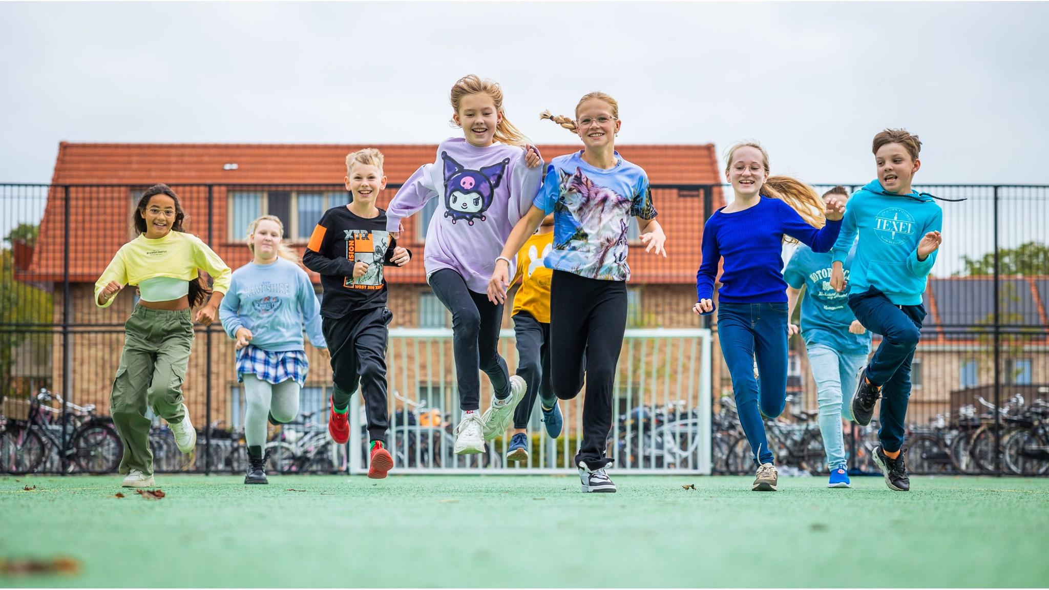 Kinderen rennen enthousiast over het schoolplein van de Da Costaschool in Hilversum. Kinderen rennen enthousiast over het schoolplein van de Da Costaschool in Hilversum.