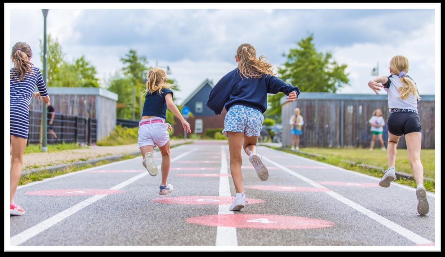 Kinderen rennen op de sportbaan van cbs Van Panhuys in Leek. Kinderen rennen op de sportbaan van cbs Van Panhuys in Leek.