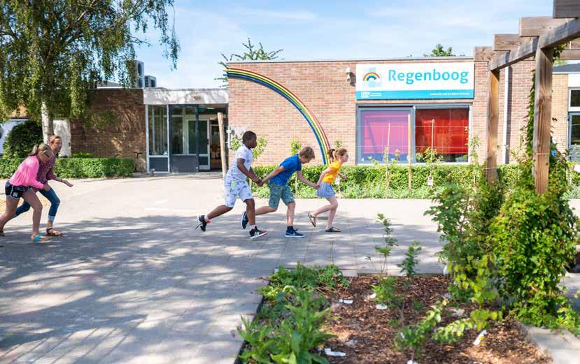 Kinderen rennen op het schoolplein van Basisschool Regenboogschool in Middelburg. Kinderen rennen op het schoolplein van Basisschool Regenboogschool in Middelburg.
