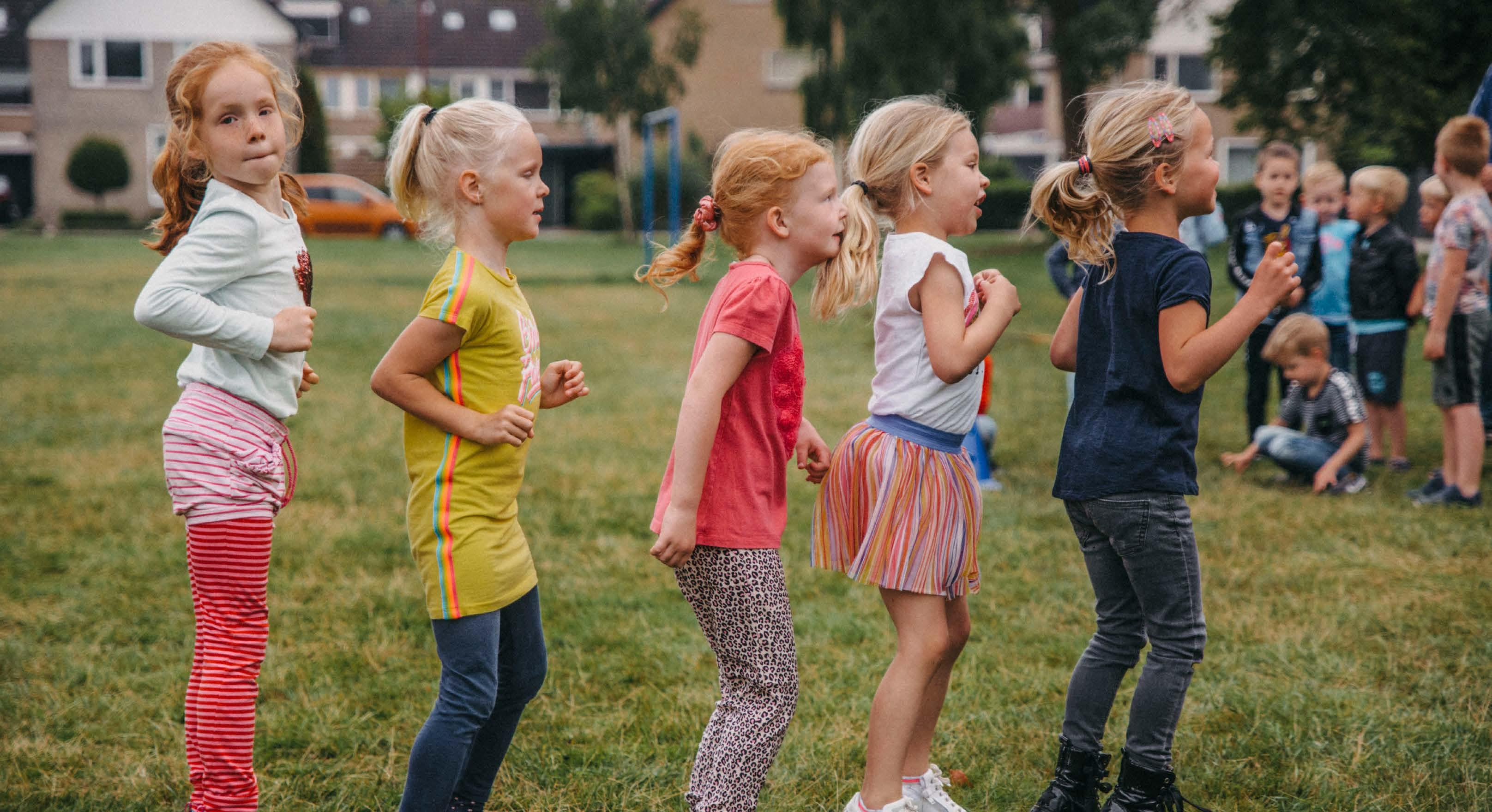 Kinderen rennen op het schoolplein van Christelijke Basisschool de Roerganger in Heerenveen. Kinderen rennen op het schoolplein van Christelijke Basisschool de Roerganger in Heerenveen.