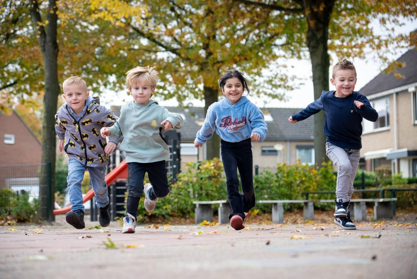 Kinderen rennen op het schoolplein van Openbare Basisschool De Samensprong in Grubbenvorst. Kinderen rennen op het schoolplein van Openbare Basisschool De Samensprong in Grubbenvorst.