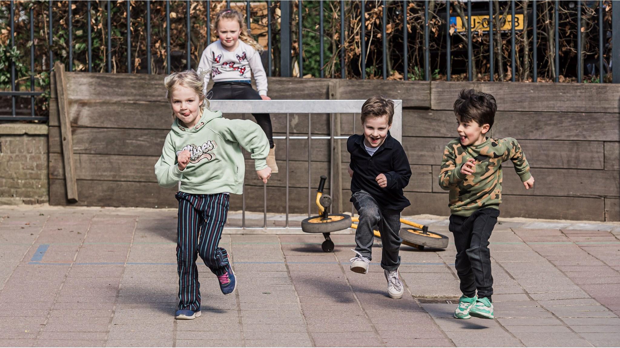 Kinderen rennen speels over het schoolplein van Oecumenische Basisschool De Binnendijk in Monnickendam. Kinderen rennen speels over het schoolplein van Oecumenische Basisschool De Binnendijk in Monnickendam.