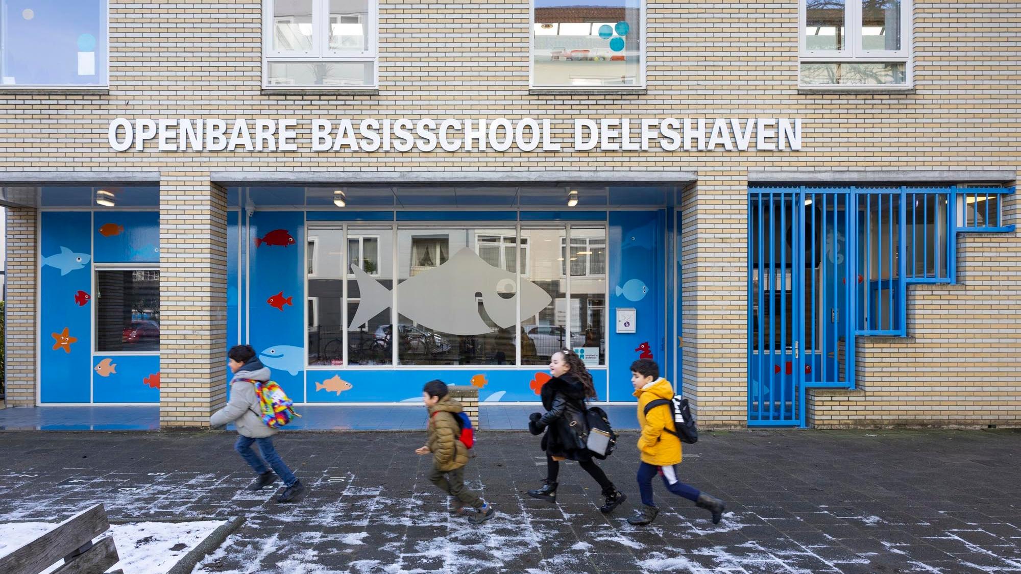 Kinderen rennen voorbij Openbare Basisschool Delfshaven in Rotterdam. Kinderen rennen voorbij Openbare Basisschool Delfshaven in Rotterdam.