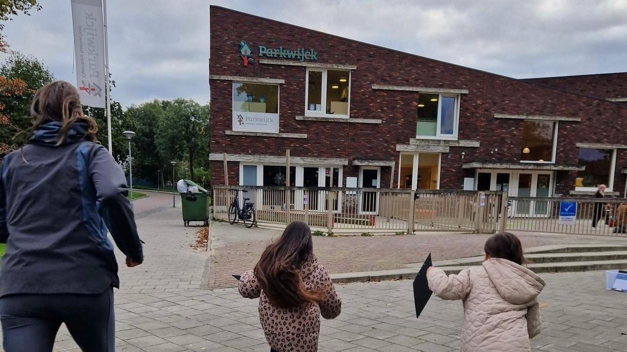 Kinderen rennen vrolijk naar de ingang van Parkwijck, Openbare Basisschool in Dordrecht. Kinderen rennen vrolijk naar de ingang van Parkwijck, Openbare Basisschool in Dordrecht.