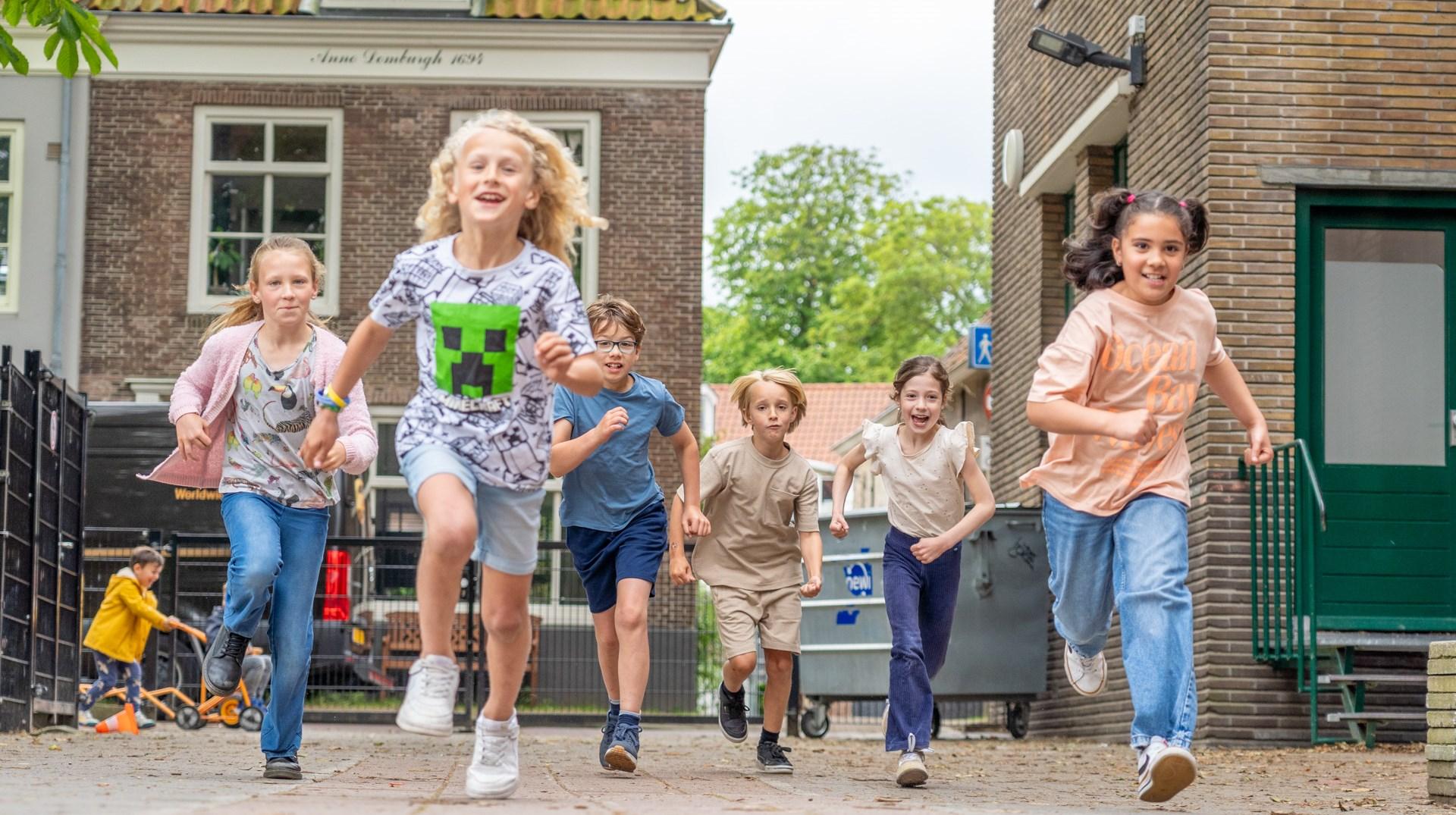 Kinderen rennen vrolijk op het schoolplein van ABS Middelburg in Middelburg. Kinderen rennen vrolijk op het schoolplein van ABS Middelburg in Middelburg.