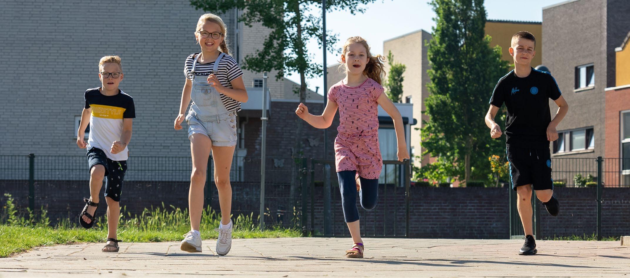 Kinderen rennen vrolijk op het schoolplein van de Hubertusschool in Herten. Kinderen rennen vrolijk op het schoolplein van de Hubertusschool in Herten.