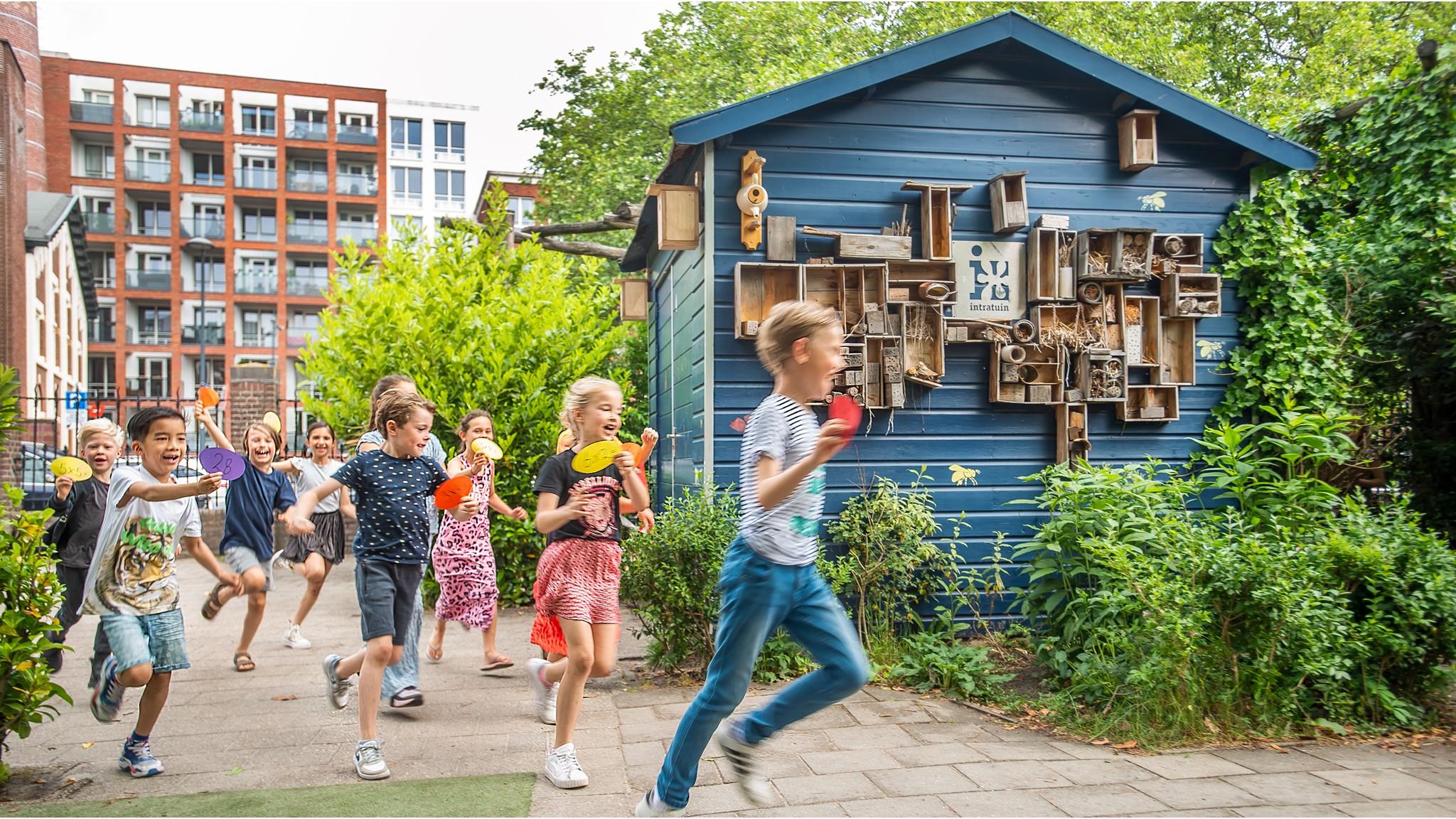 Kinderen rennen vrolijk op het schoolplein van Kbs St. Joseph in Breda. Kinderen rennen vrolijk op het schoolplein van Kbs St. Joseph in Breda.