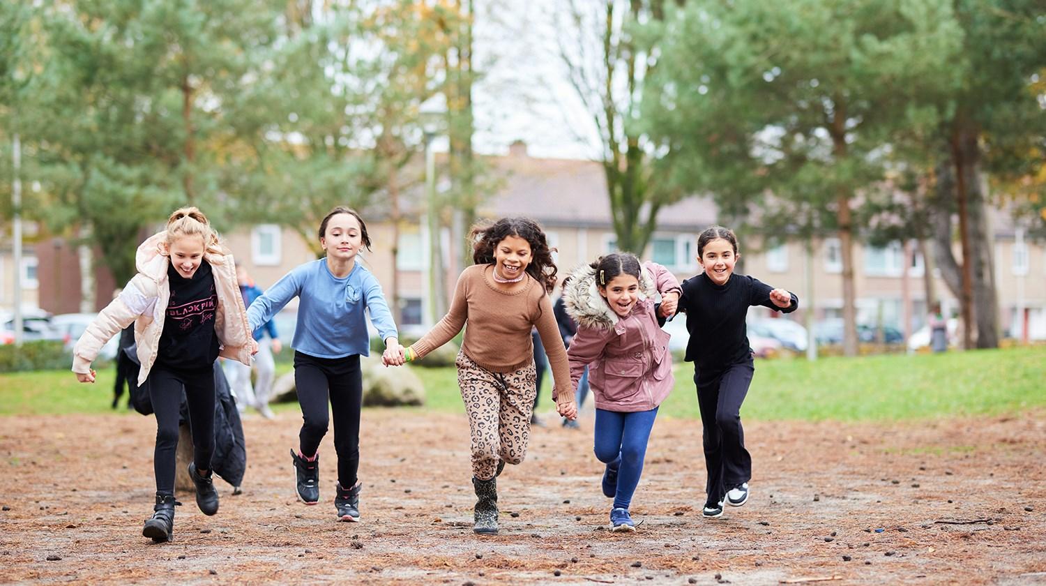 Kinderen rennen vrolijk over het schoolplein van Basisschool Antares in Tilburg. Kinderen rennen vrolijk over het schoolplein van Basisschool Antares in Tilburg.