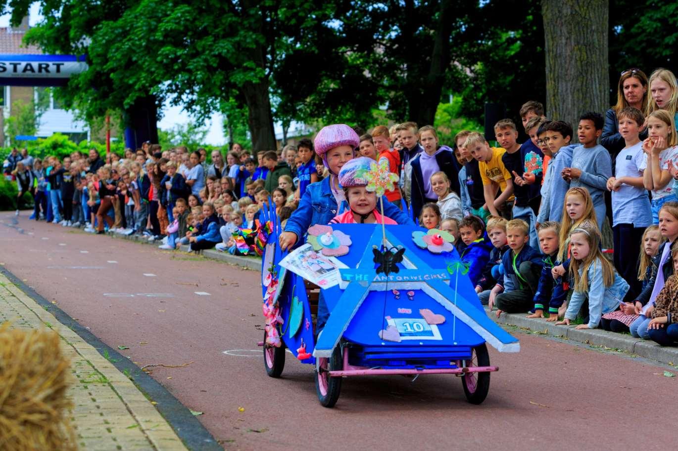 Kinderen rijden op een versierde kar tijdens een activiteit op de Antoniusschool in Kudelstaart. Kinderen rijden op een versierde kar tijdens een activiteit op de Antoniusschool in Kudelstaart.