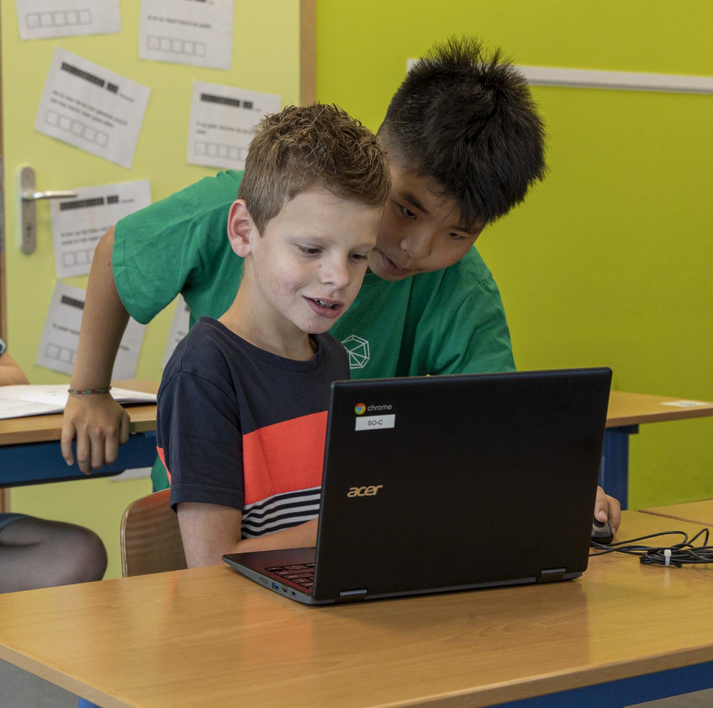 Kinderen samenwerken met een laptop in het klaslokaal van De Cirkel Christelijk Onderwijs ZML in Gorinchem.