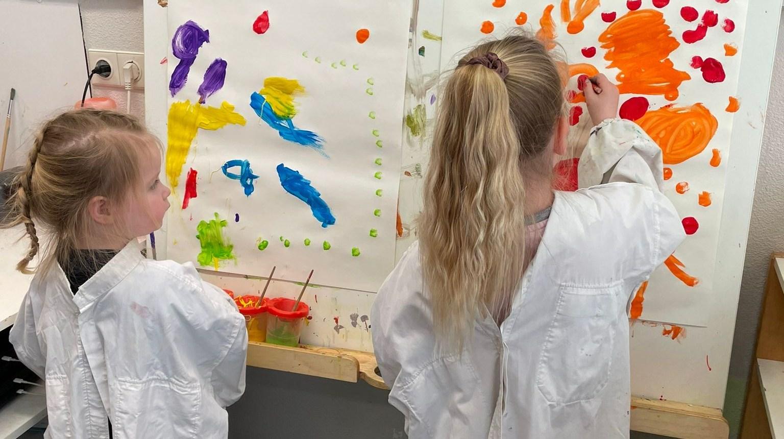 Kinderen schilderen creatief in de klas van Basisschool Piet Prins - school met de Bijbel in Stadskanaal. Kinderen schilderen creatief in de klas van Basisschool Piet Prins - school met de Bijbel in Stadskanaal.