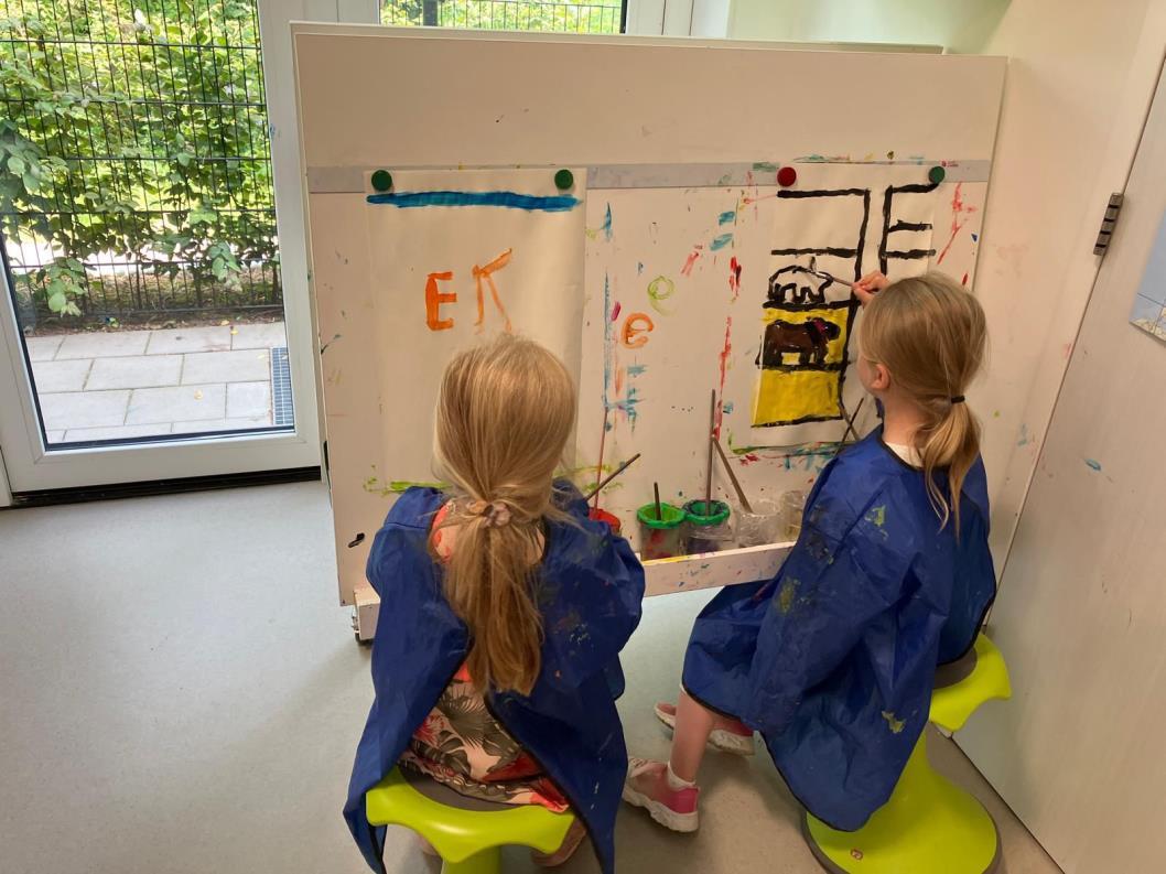 Kinderen schilderen creatief in de klas van obs De Dennenkamp in Ommen. Kinderen schilderen creatief in de klas van obs De Dennenkamp in Ommen.