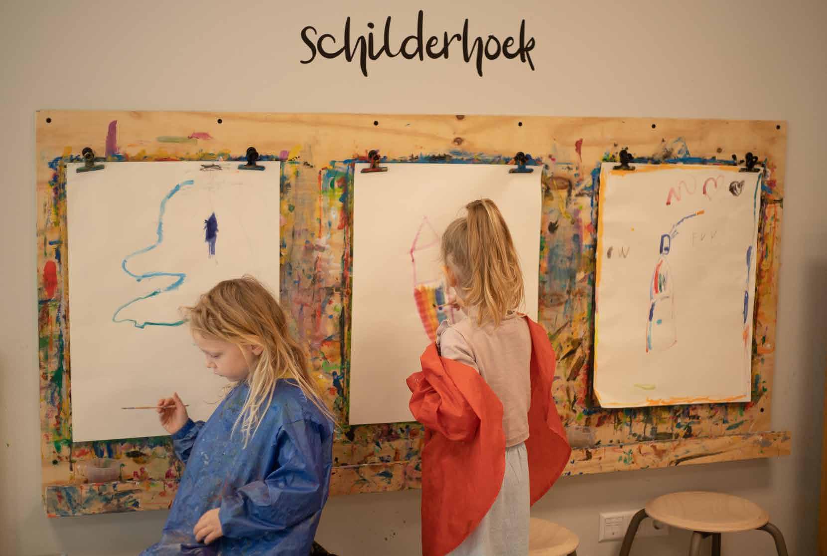 Kinderen schilderen creatief in de schilderhoek van basisschool Het Avontuur in Hoef en Haag.