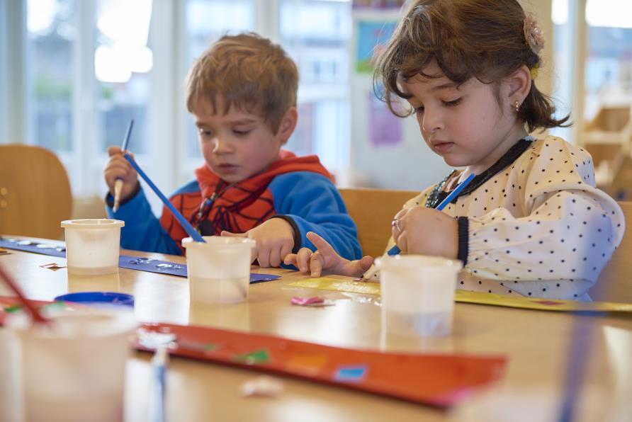 Kinderen schilderen creatief tijdens een activiteit in 'T Paalhoofd in Zoutelande. Kinderen schilderen creatief tijdens een activiteit in 'T Paalhoofd in Zoutelande.