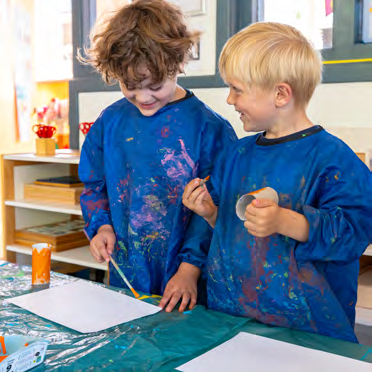 Kinderen schilderen samen in de klas van de Prins Mauritsschool in Delft. Kinderen schilderen samen in de klas van de Prins Mauritsschool in Delft.