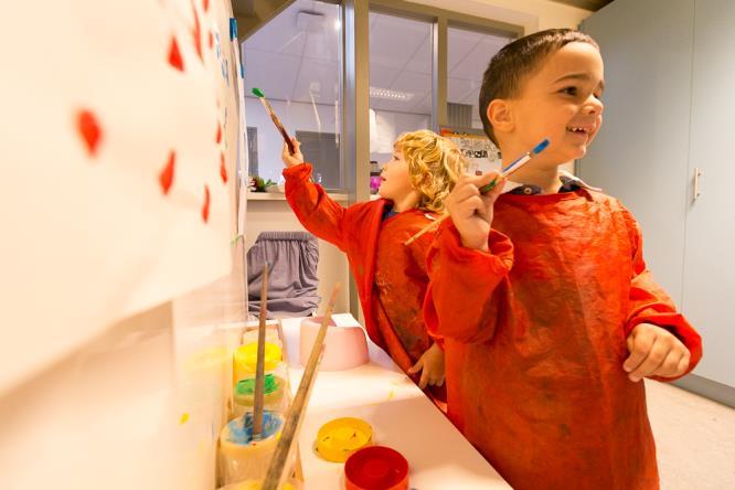 Kinderen schilderen vrolijk in de klas van de Gabriëlschool in Putten. Kinderen schilderen vrolijk in de klas van de Gabriëlschool in Putten.