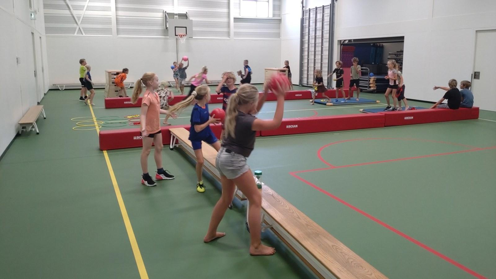 Kinderen spelen actief in de gymzaal van de Jozefschool Texel in Den Burg. Kinderen spelen actief in de gymzaal van de Jozefschool Texel in Den Burg.