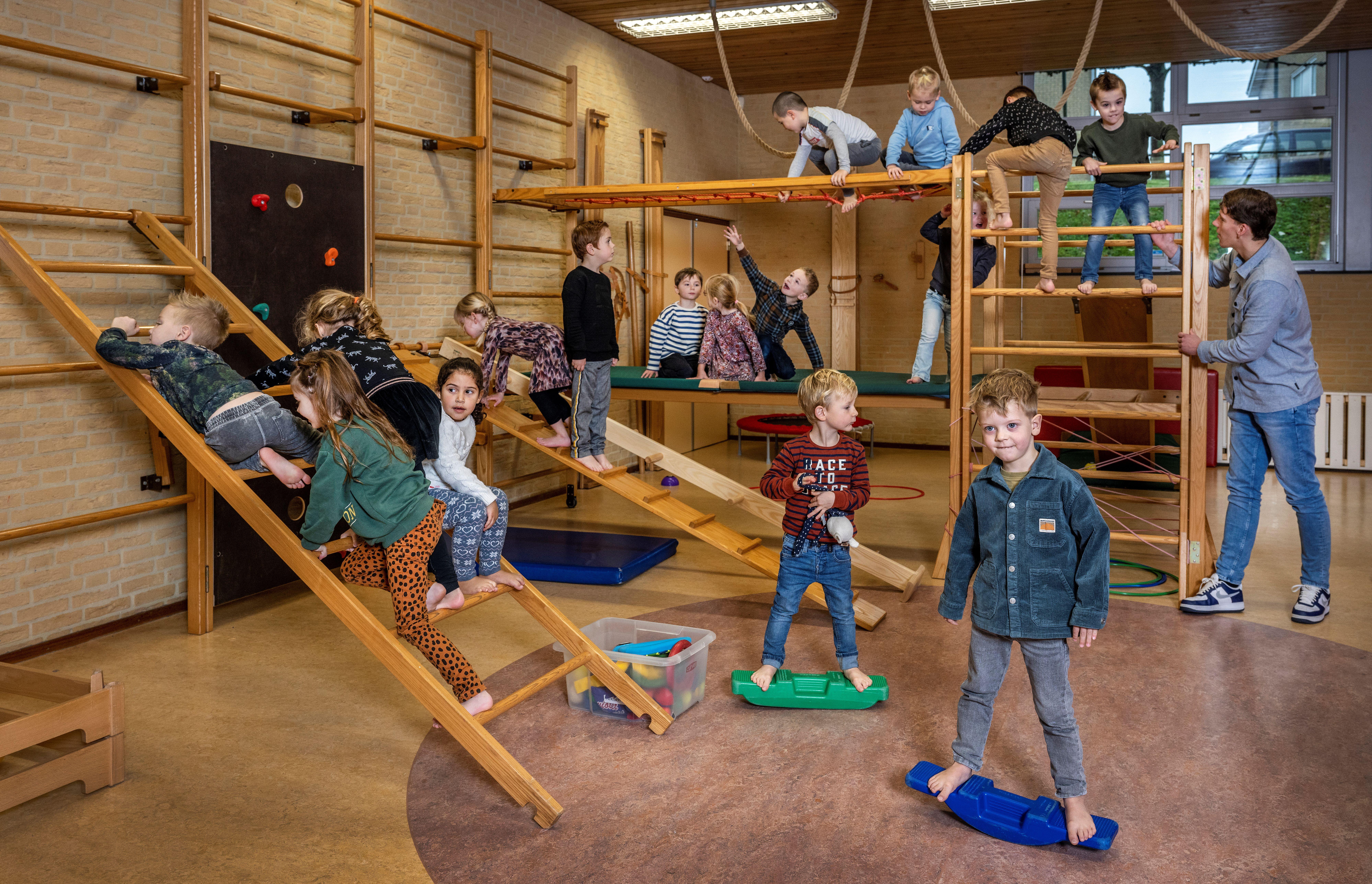 Kinderen spelen actief in de gymzaal van KC LEEF in Kessel. Kinderen spelen actief in de gymzaal van KC LEEF in Kessel.