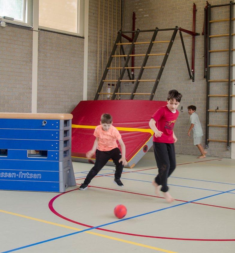 Kinderen spelen actief in de gymzaal van Openbare Basisschool Kamperfoelie in Huizen. Kinderen spelen actief in de gymzaal van Openbare Basisschool Kamperfoelie in Huizen.