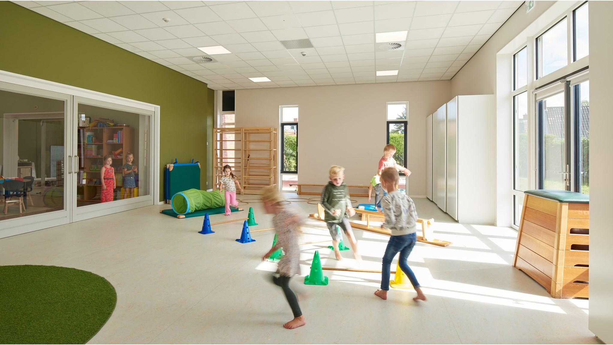 Kinderen spelen actief in de gymzaal van openbare basisschool Klinkenborg in Kantens. Kinderen spelen actief in de gymzaal van openbare basisschool Klinkenborg in Kantens.