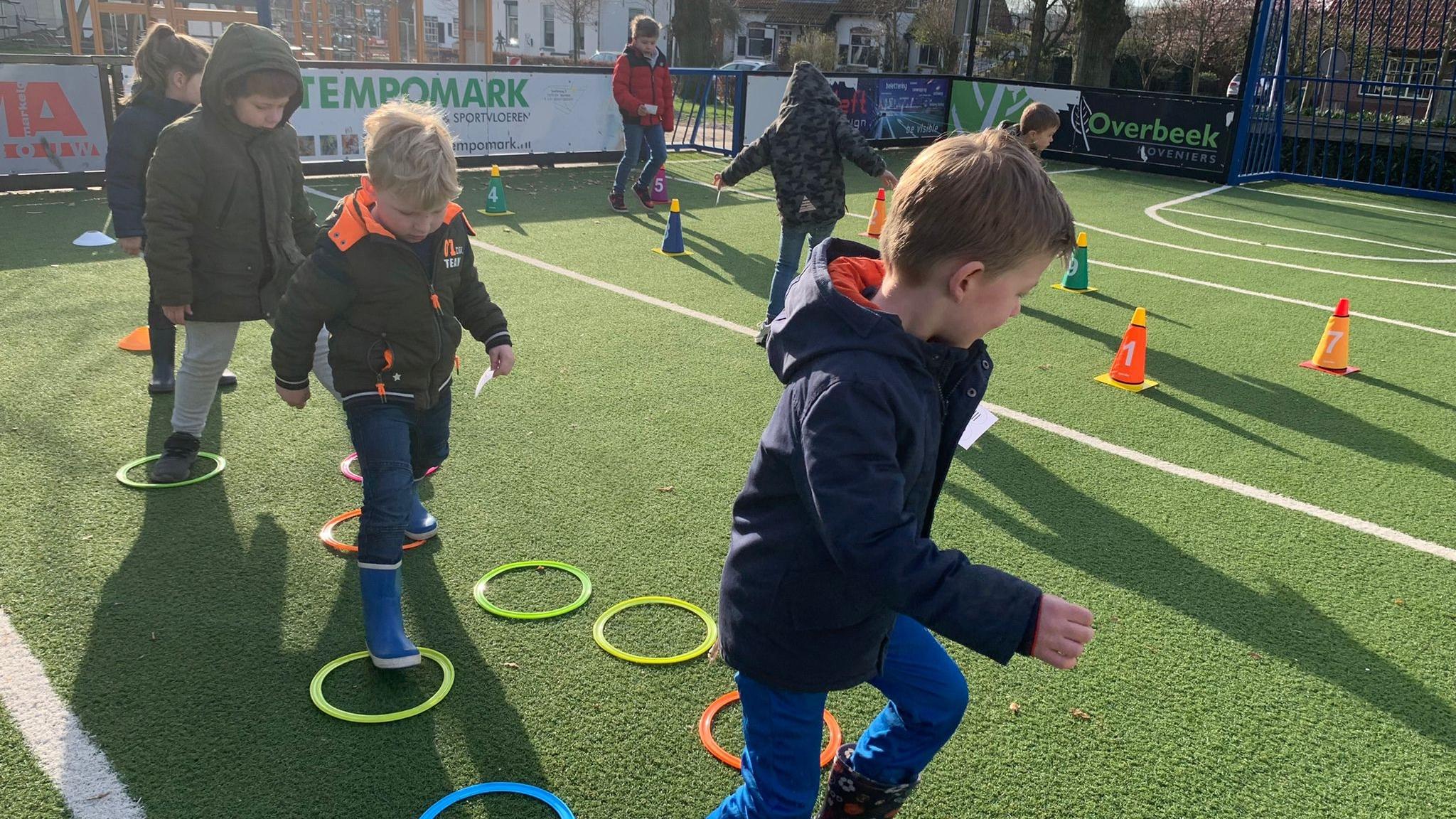 Kinderen spelen actief op het schoolplein van Basisschool Stokkum in Markelo. Kinderen spelen actief op het schoolplein van Basisschool Stokkum in Markelo.