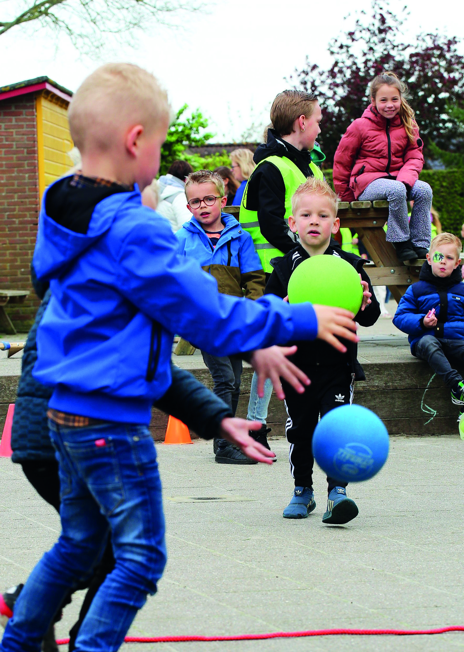 Kinderen spelen actief op het schoolplein van Christelijk Kindcentrum De Wiedewereld in Sint Jansklooster. Kinderen spelen actief op het schoolplein van Christelijk Kindcentrum De Wiedewereld in Sint Jansklooster.