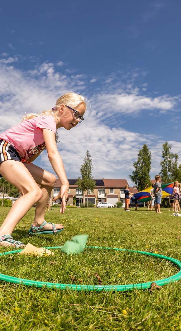 Kinderen spelen actief op het schoolplein van Christelijke Basisschool de Roerganger in Heerenveen. Kinderen spelen actief op het schoolplein van Christelijke Basisschool de Roerganger in Heerenveen.